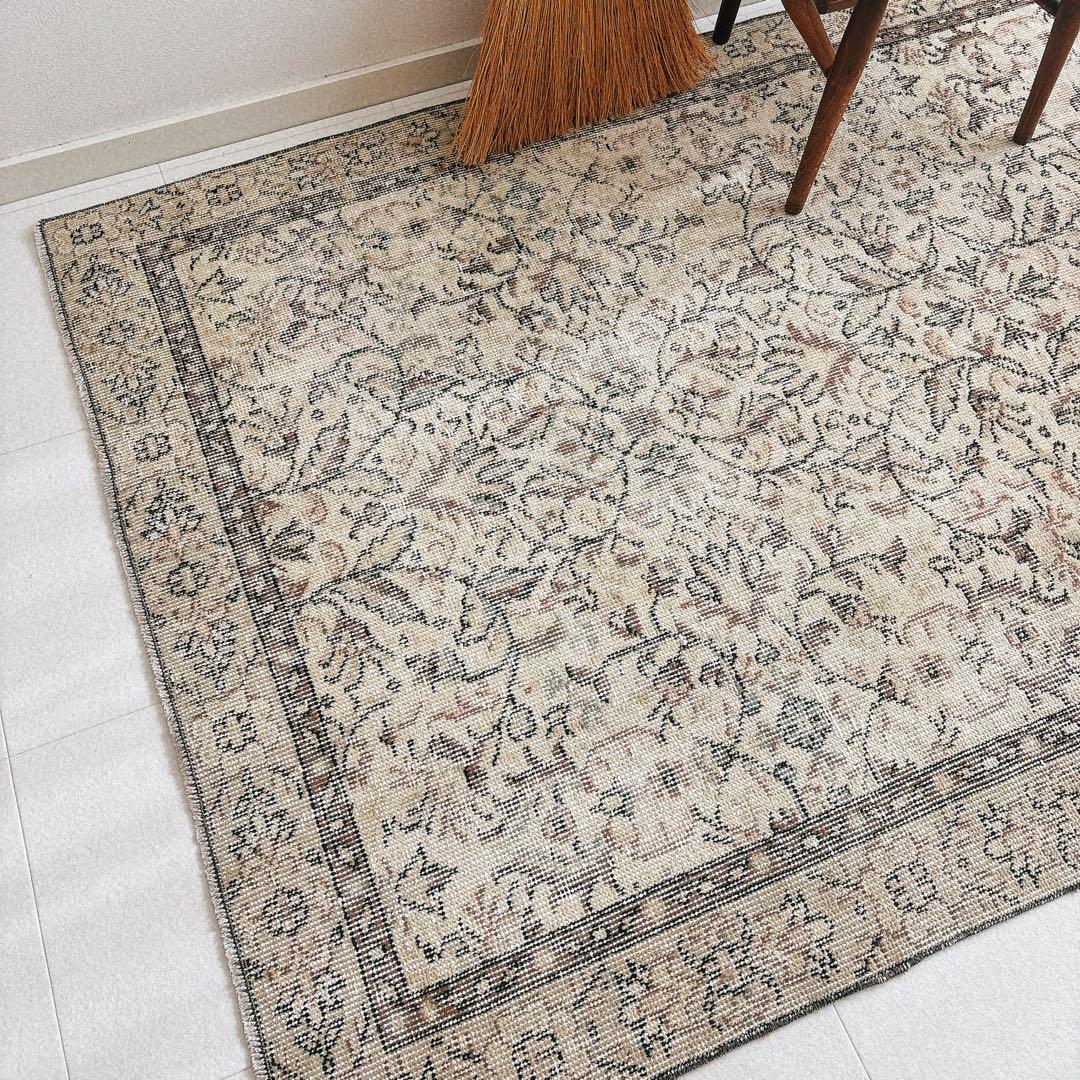 トルコ　ヴィンテージラグ　ベージュ　ブラウン　フローラル