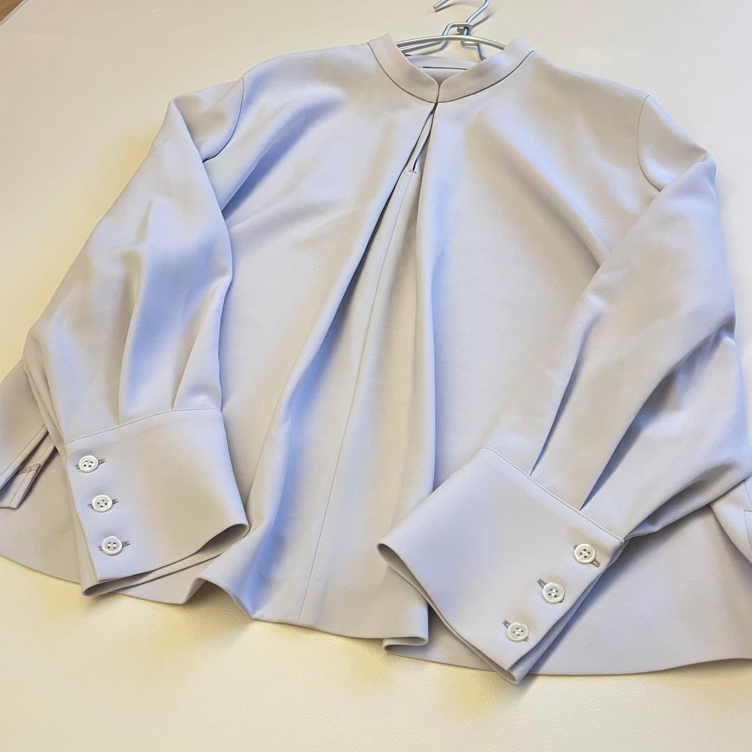 25モデル✨セオリーリュクス　サテン バンドカラー ブラウス 比翼 ライトグレー