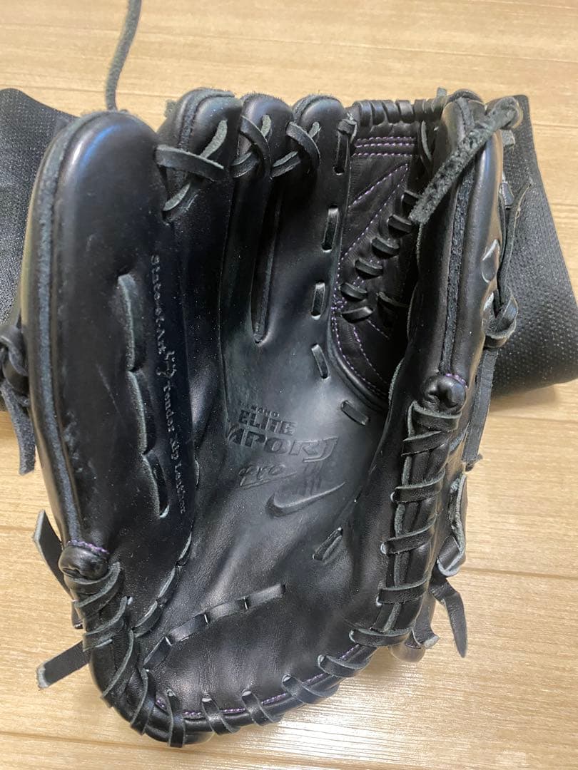 美品Nike 硬式グローブ　ブラック／パープル　 投手　左用　松坂　ケース付き