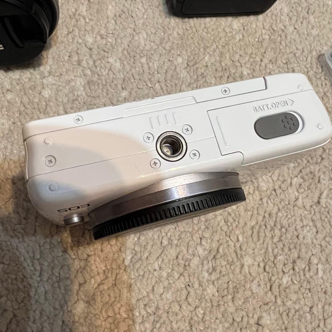 Canon EOS M10 ダブルレンズキット レッドケース付き