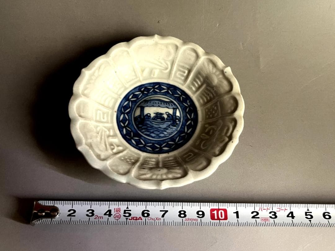 皿■古伊万里陽刻染付輪花小皿 成化年製 稜花形 船に乗る人物 江戸期 時代骨董■