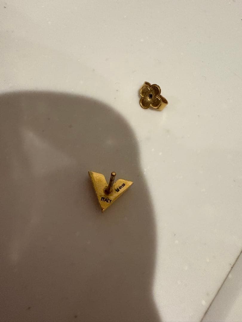 LOUIS VUITTON ピアス・エッセンシャル V ゴールド