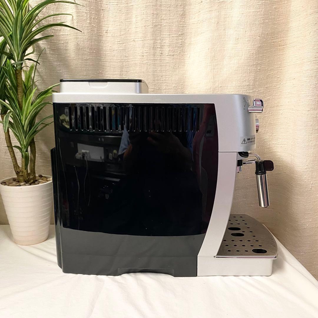 自動エスプレッソマシンでお家時間を優雅に♪ デロンギ マグニフィカS