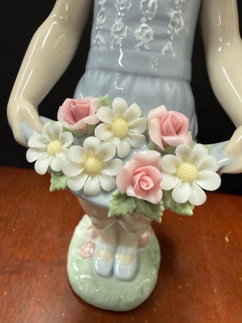 良太　リヤドロ フィギュリン スカートに花いっぱい 展示保管品