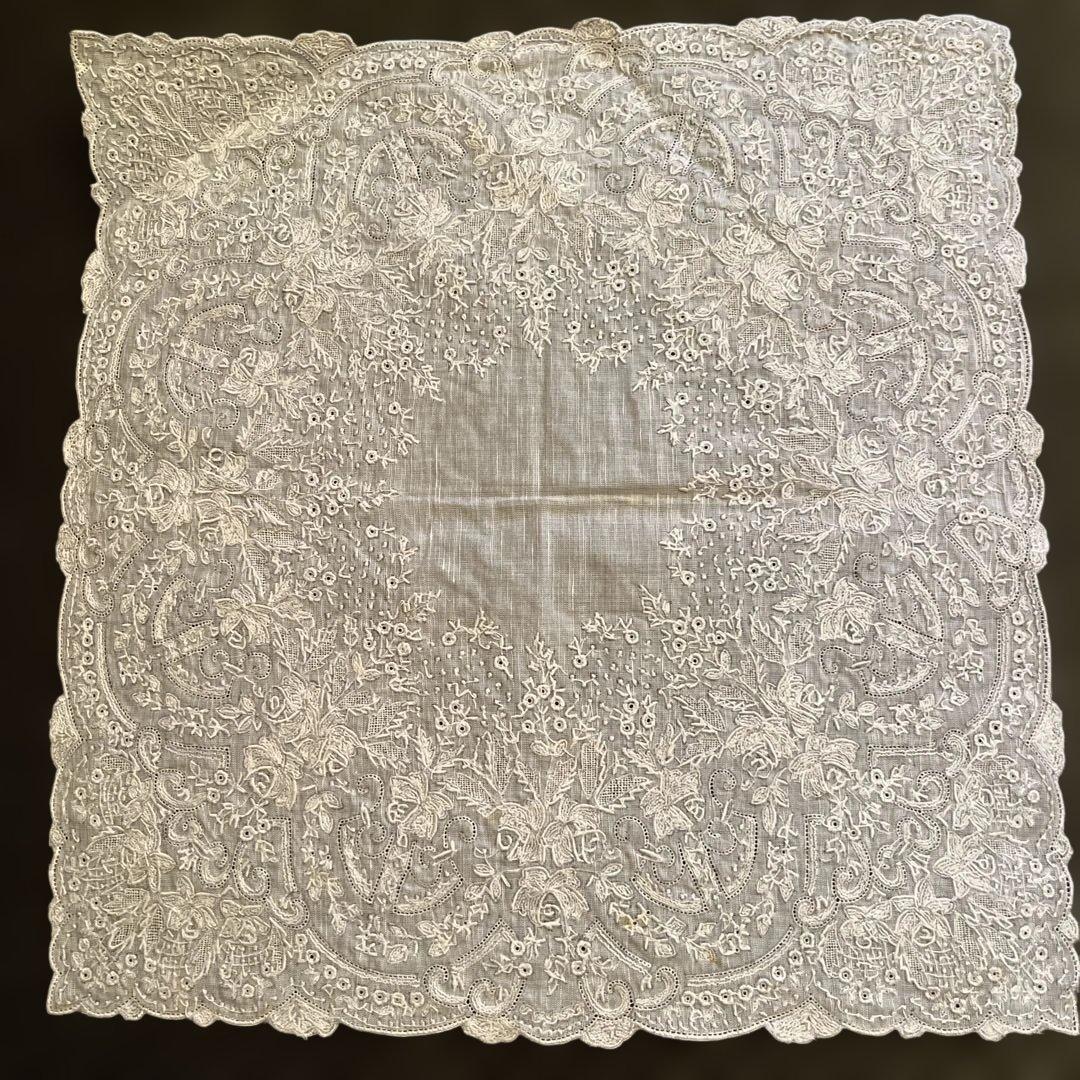 汕頭　スワトウ　刺繍入りホワイトハンカチ 約29cm x 29cm