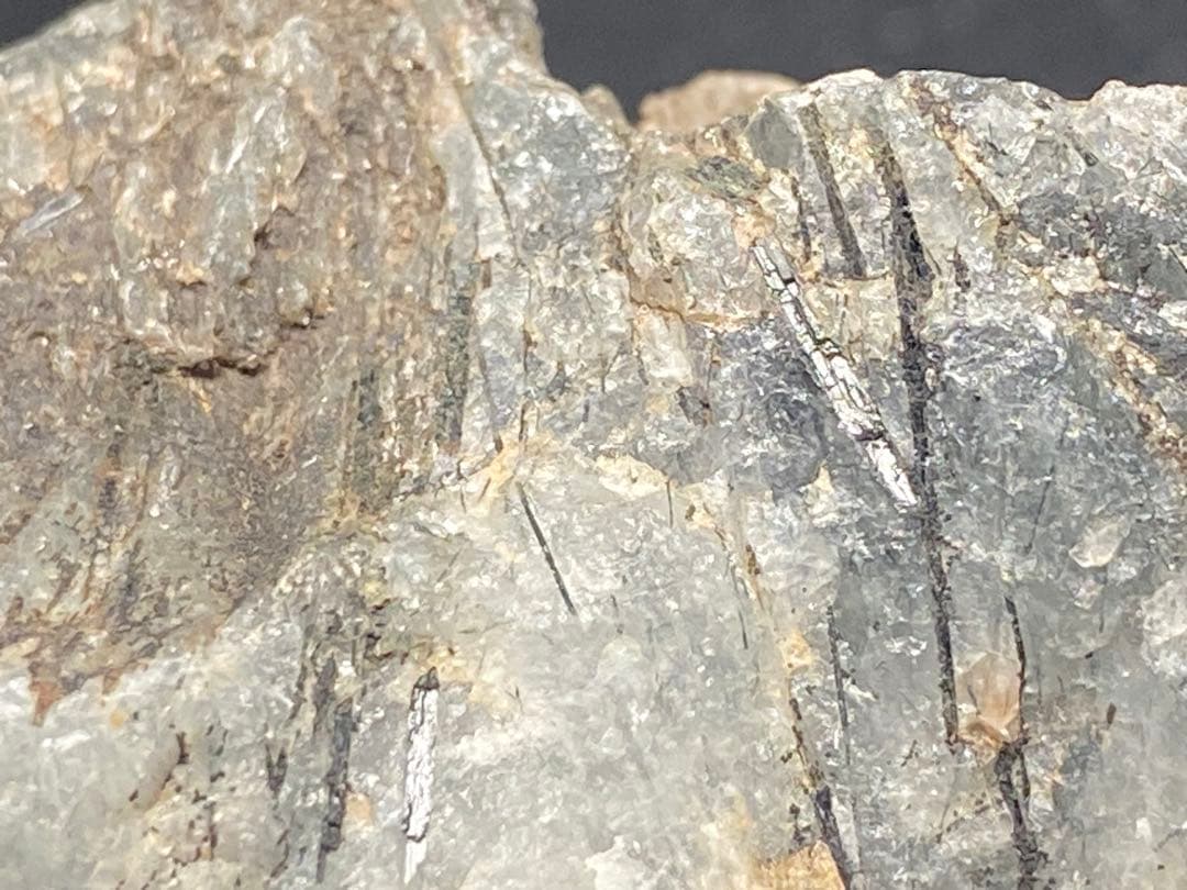 ザギ水晶　ザギマウンテンクォーツ リーベカイト　エジリン　228g