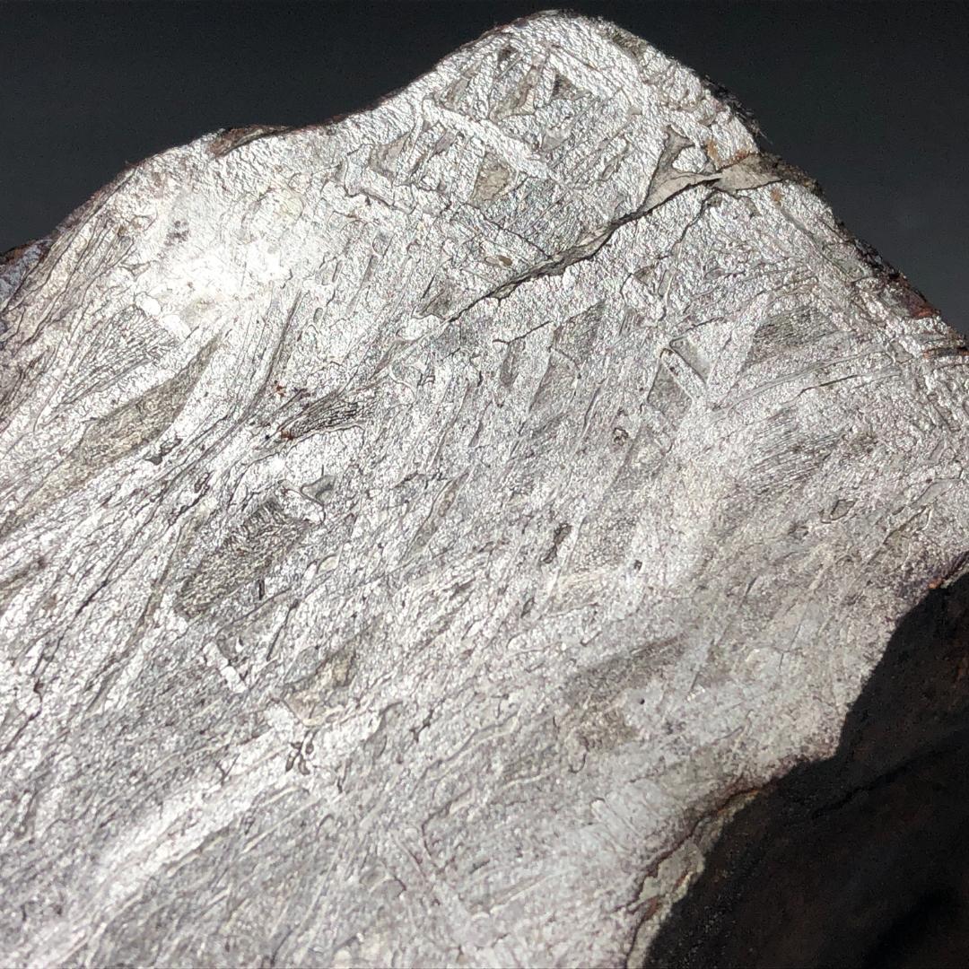 アルタイ隕石　大型隕石 鉄隕石　外皮付き隕石　ナチュラル　原石　重さ約833ｇ