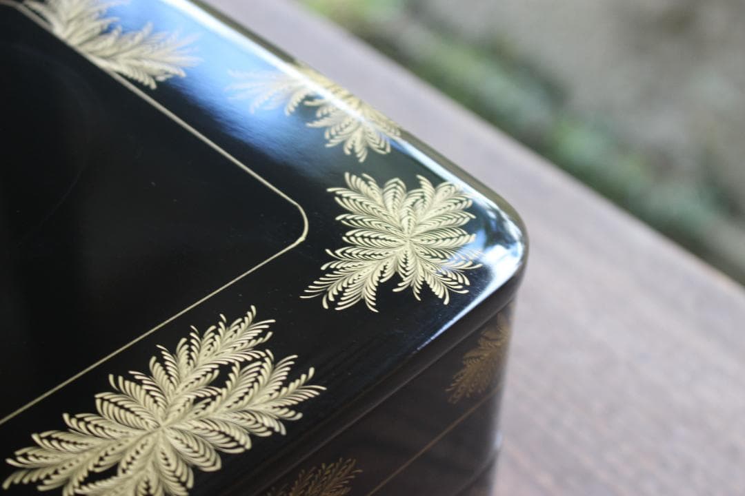 極小傷あり！端正な内朱黒漆に極上忍沈金の映える二段重（検輪島塗重箱お重