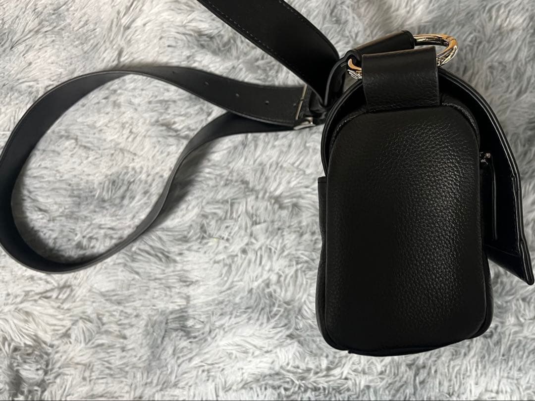 BEARDSLEY レザーボディバッグ ブラック