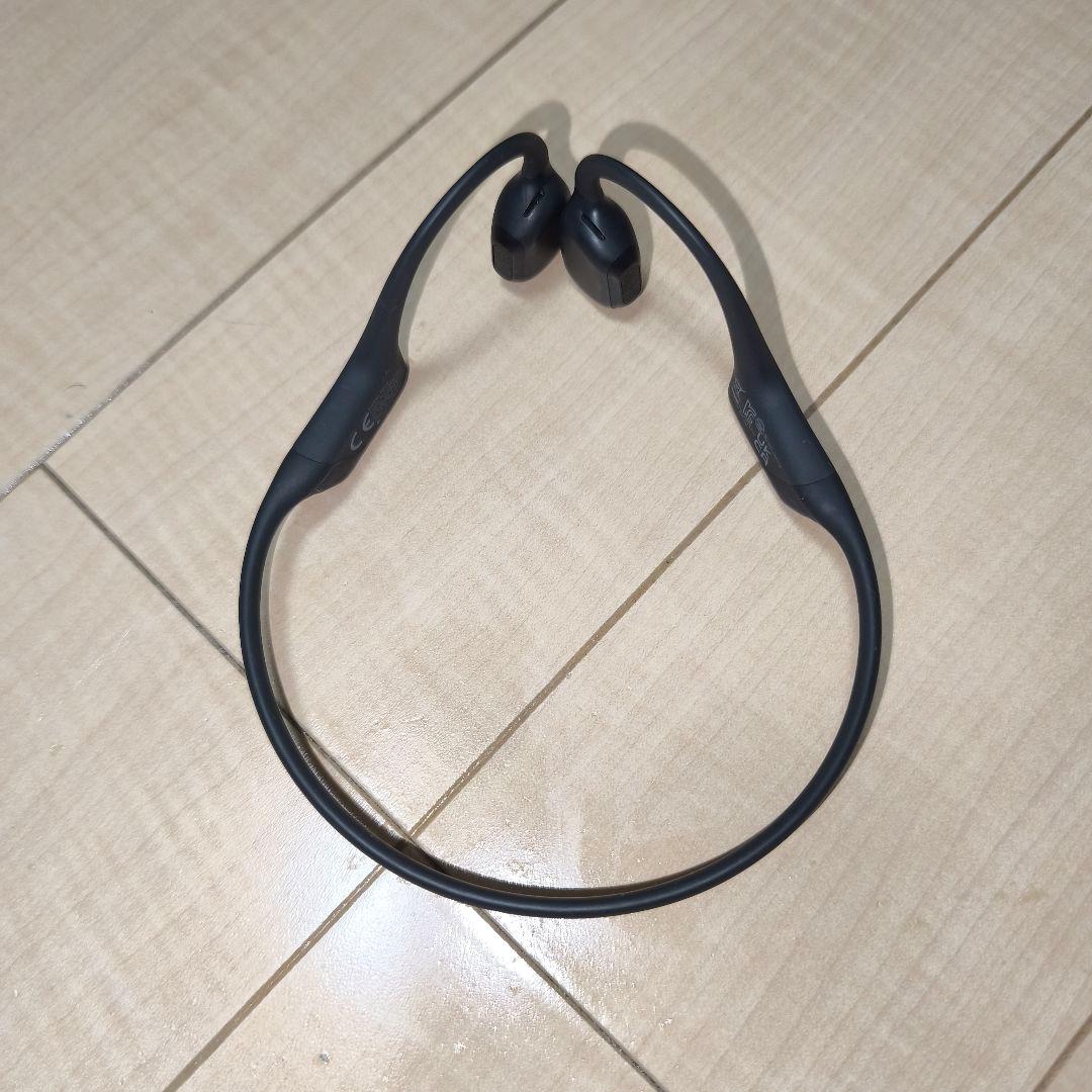 SHOKZ open run pro 本体とUSBケーブル