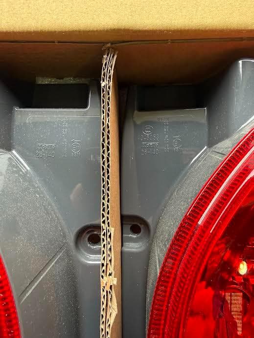 200系ハイエースバン S-GL 純正クリスタルコンビテール 左右 新車外し品