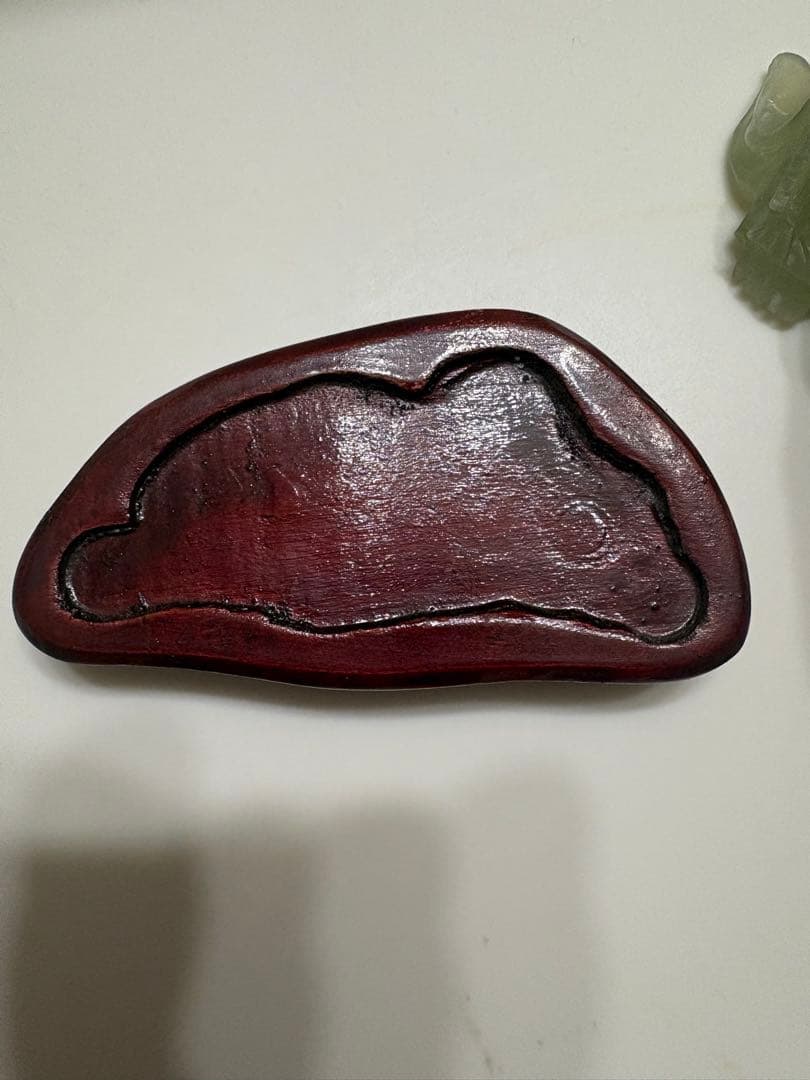 翡翠 手彫りの布袋さま 木製台座付き