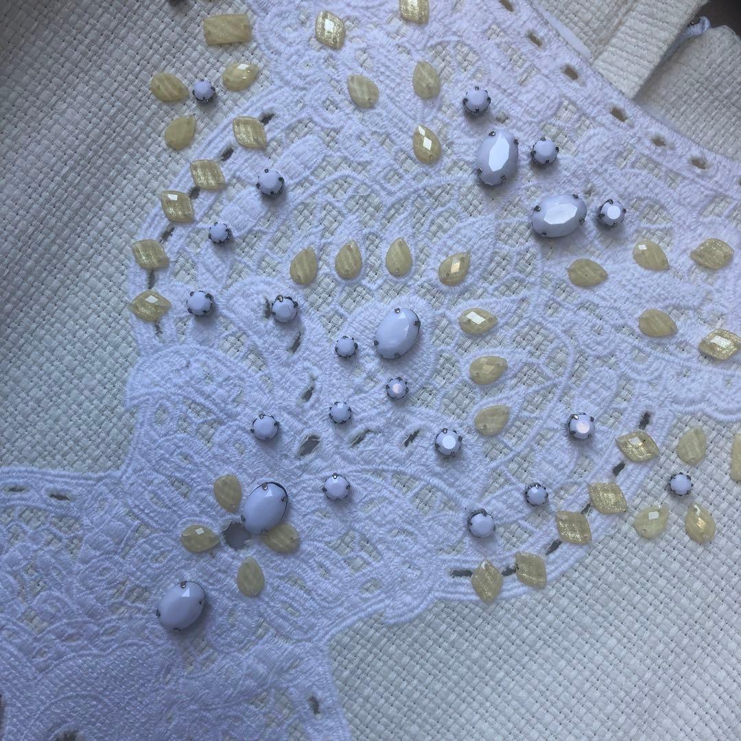 【新品 未使用品】ADORE ☆ 豪華ビジュー刺繍入りひざ丈ワンピース ホワイト