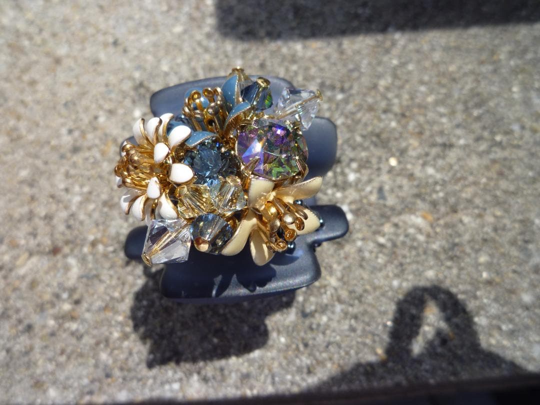 ビジュー装飾のヘアクリップ