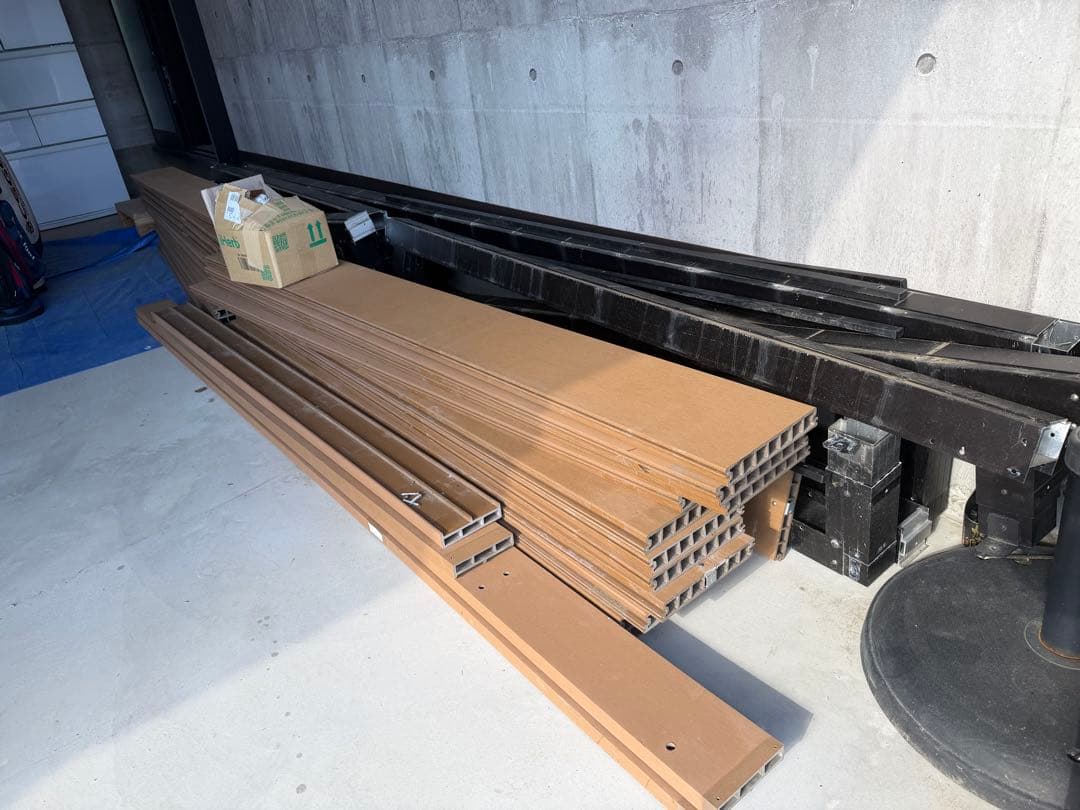 ベージュの木材風ウッドデッキ　解体済み