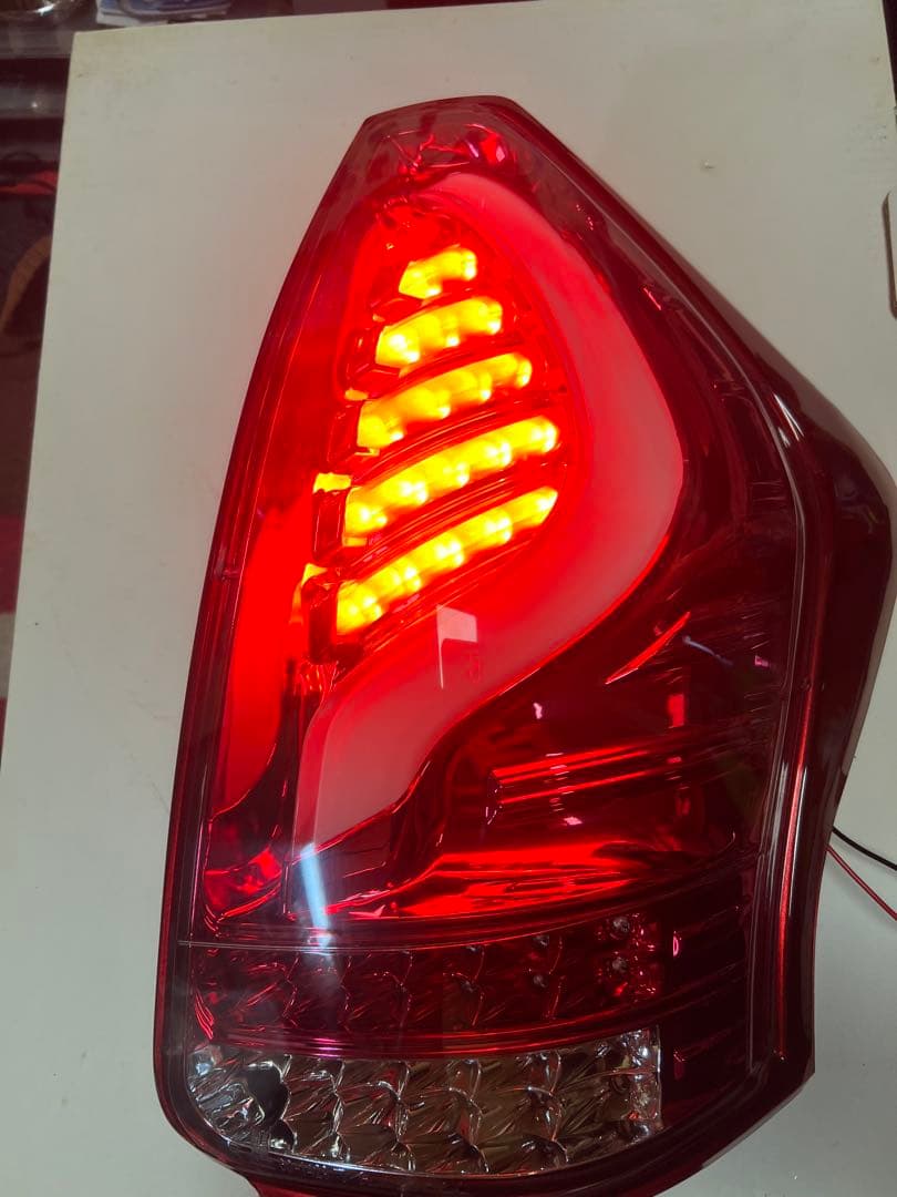 プリウスα・ヴァレンティ・クリア/レッドクローム・テールランプ・点灯確認済