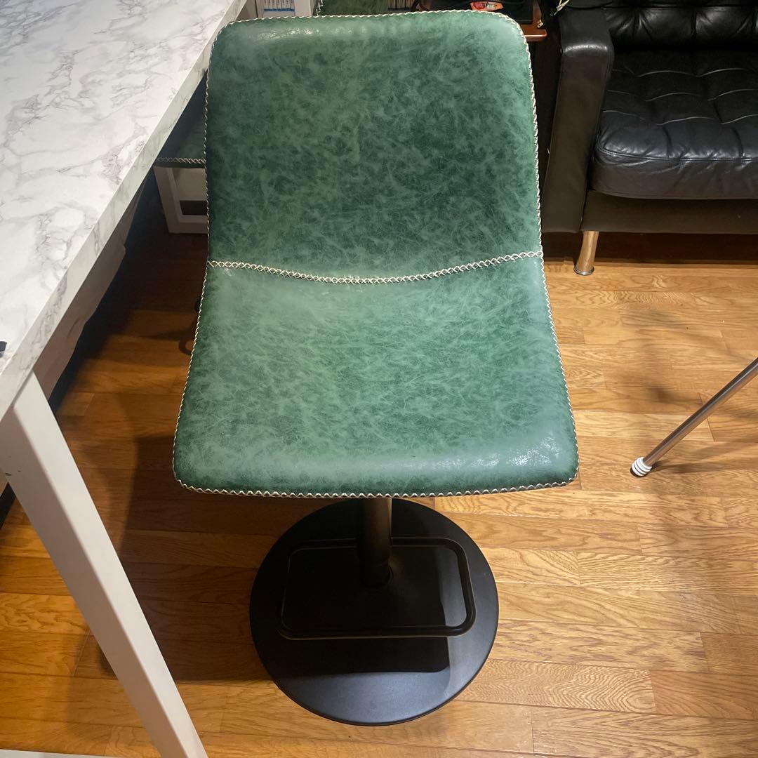 カウンターテーブルとカウンターチェア2個