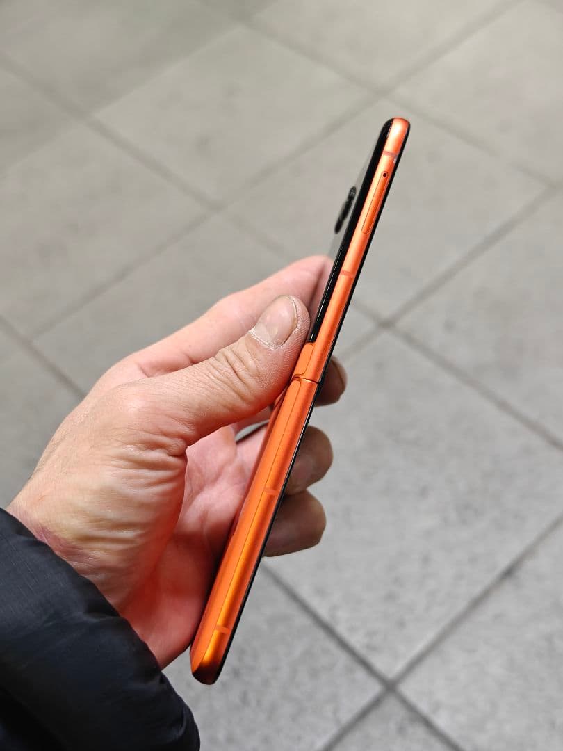 スマートフォン本体 Motorola Razr 50s 8/256gb