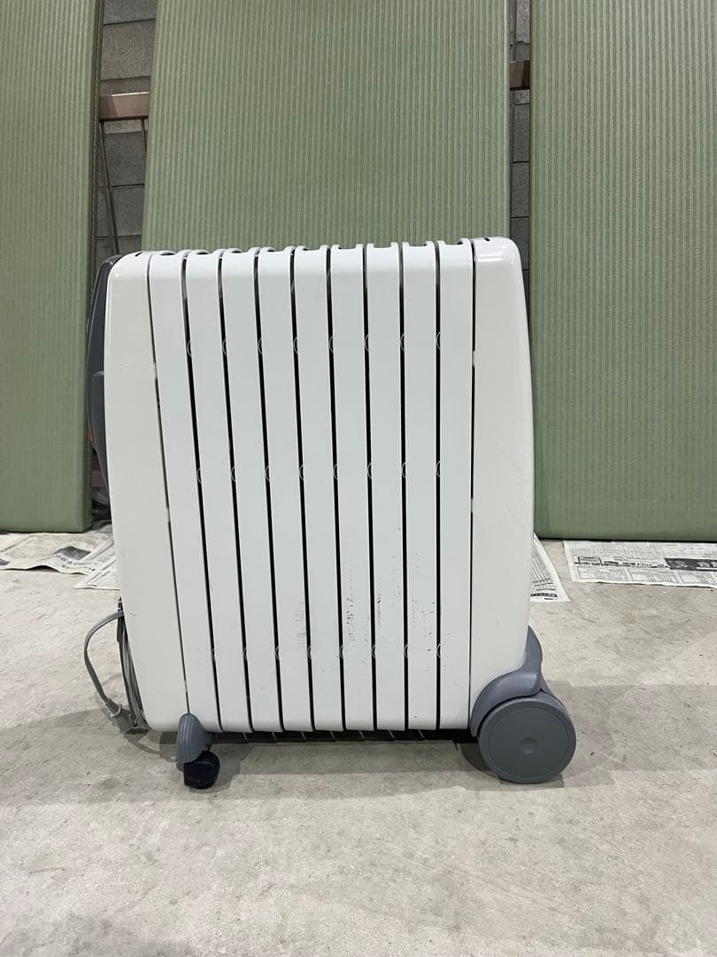 DeLonghi 縦型温風機 移動用キャスター付き