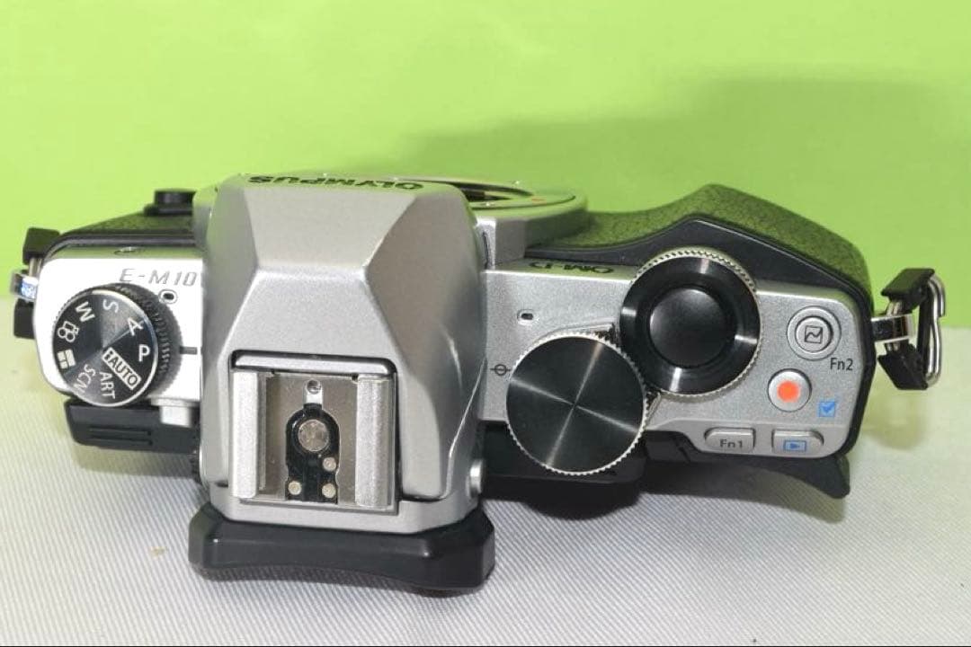 OLYMPUS E-M10 ☆送料無料☆
