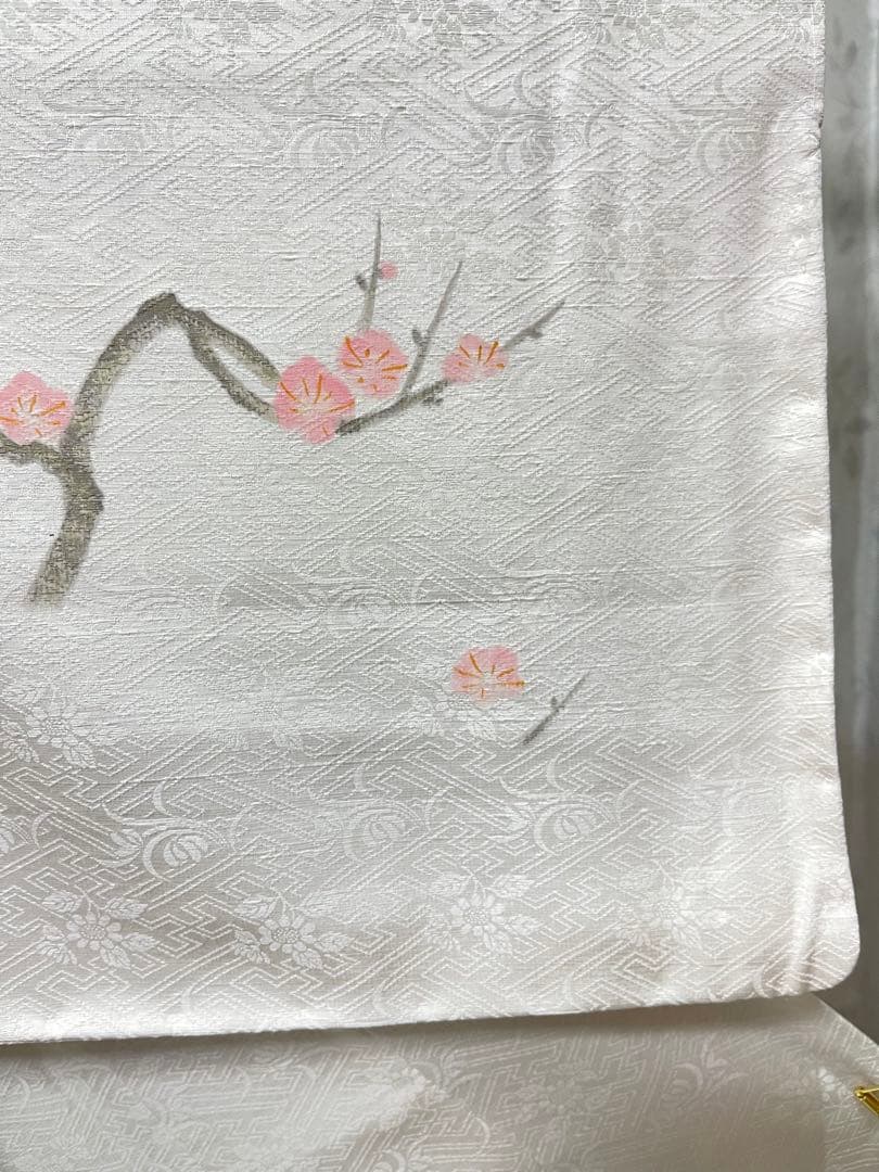 しゃちょう様正絹 付け下げ白地 花瓶に枝垂れ梅花、袷全体しつけ糸、美品