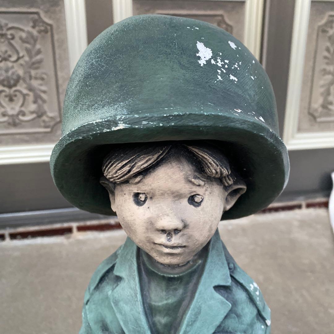 ドアストッパー　軍人の少年 置物 約45cm コンクリート　12kg