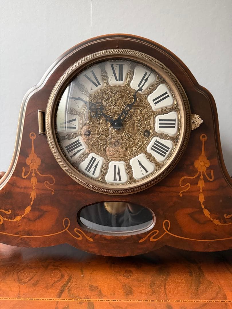 ロココ調　木製キャビネット 時計付き