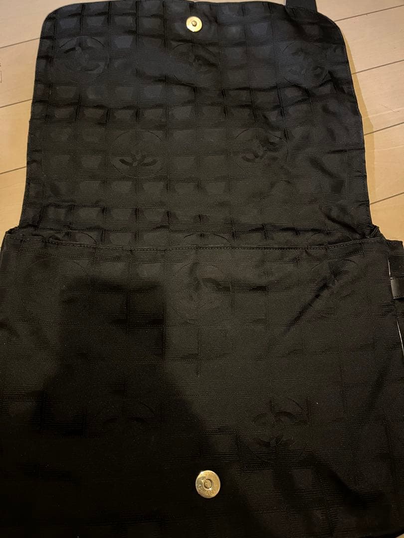 ほぼ未使用　CHANEL ニュートラベルライン　ショルダーバッグ　ブラック