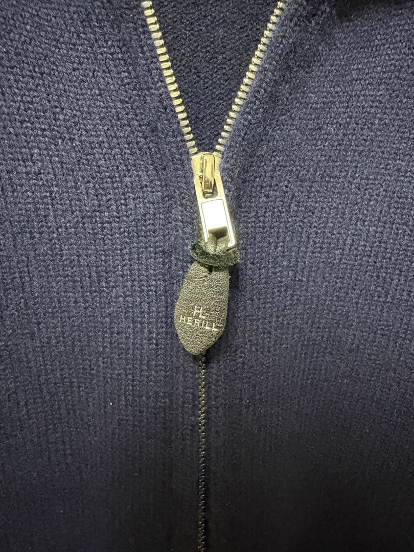 HERILL ゴールデンキャッシュ ジップアップ セーター