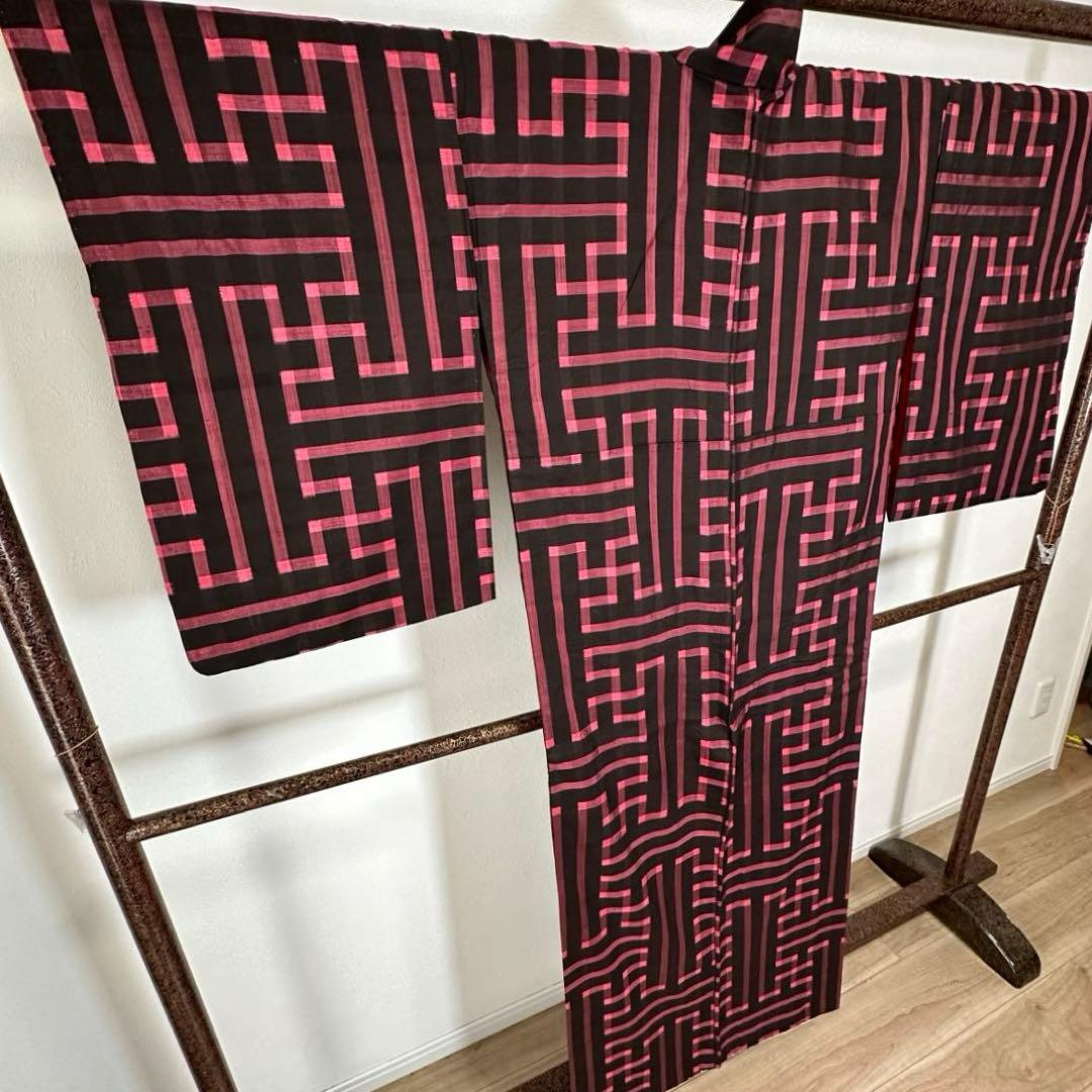 しつけ付き　正絹　袷　着物　和装　銘仙　ピンク　黒　155裄64 アンティーク