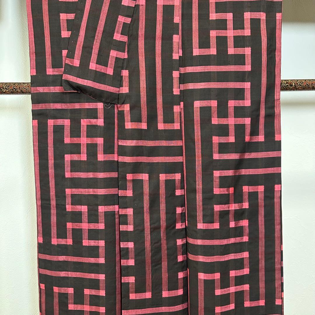 しつけ付き　正絹　袷　着物　和装　銘仙　ピンク　黒　155裄64 アンティーク