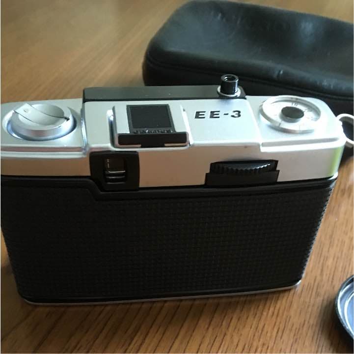 OLYMPUS PEN EE_3です。皮のケースが付いています。フィルム式です。