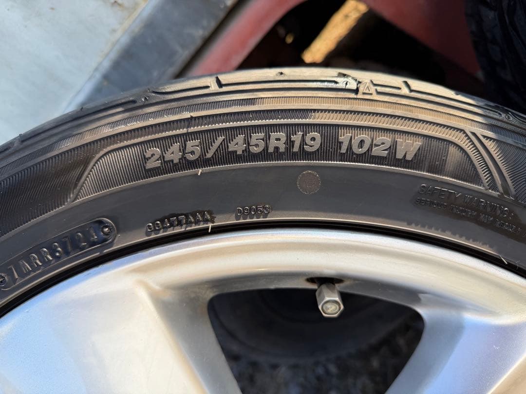 レクサスのタイヤサイズ245/45/R19