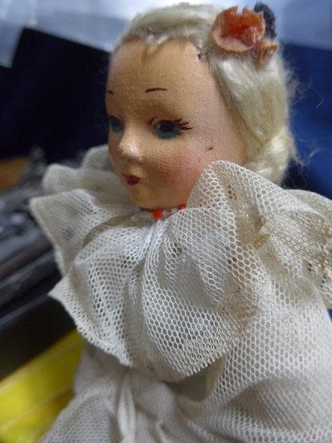 レースをまとったコンポジションヘッドの古い人形です。