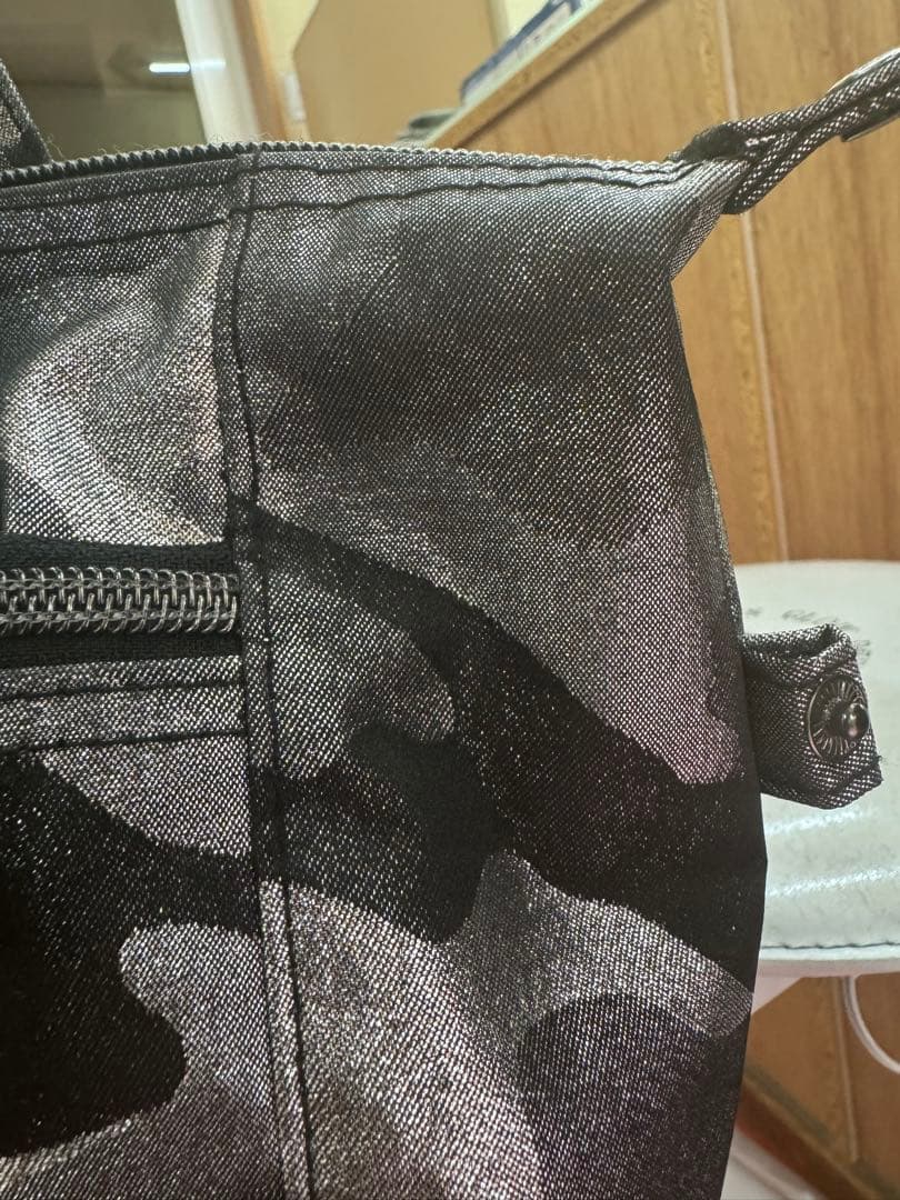 マークアンドロナ　迷彩柄の合成繊維製カートバッグ