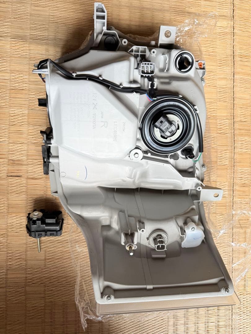 TOYOTA ハイエースLEDヘッドライト