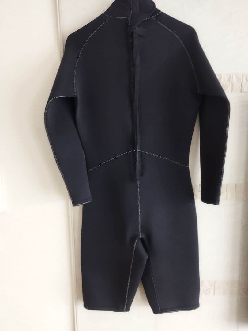 ウェットスーツ 稲妻ロゴ付き