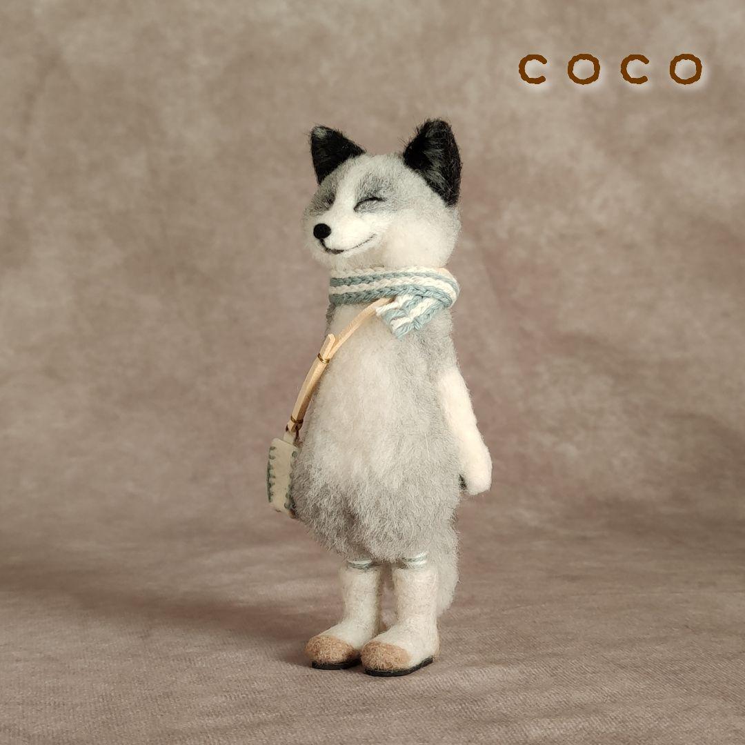 ショルダーバックを下げたプラチナフォックスさん