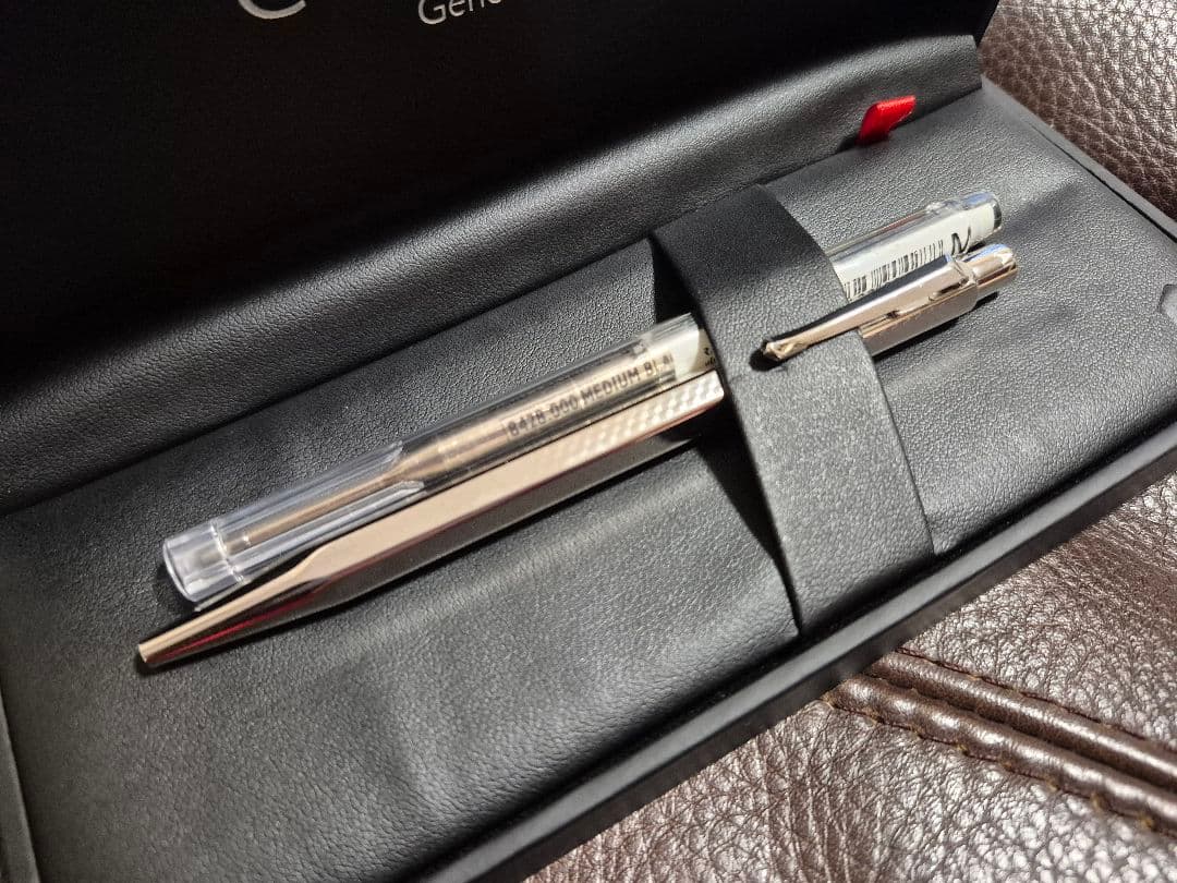 CARAN D'ACHE ボールペン シルバー　替芯&ケース付き