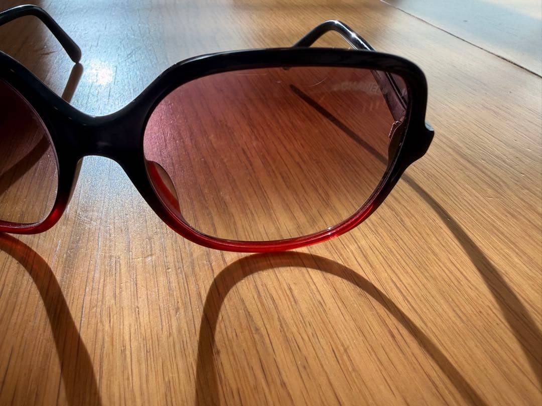 Chanel サングラス ブラック/レッド