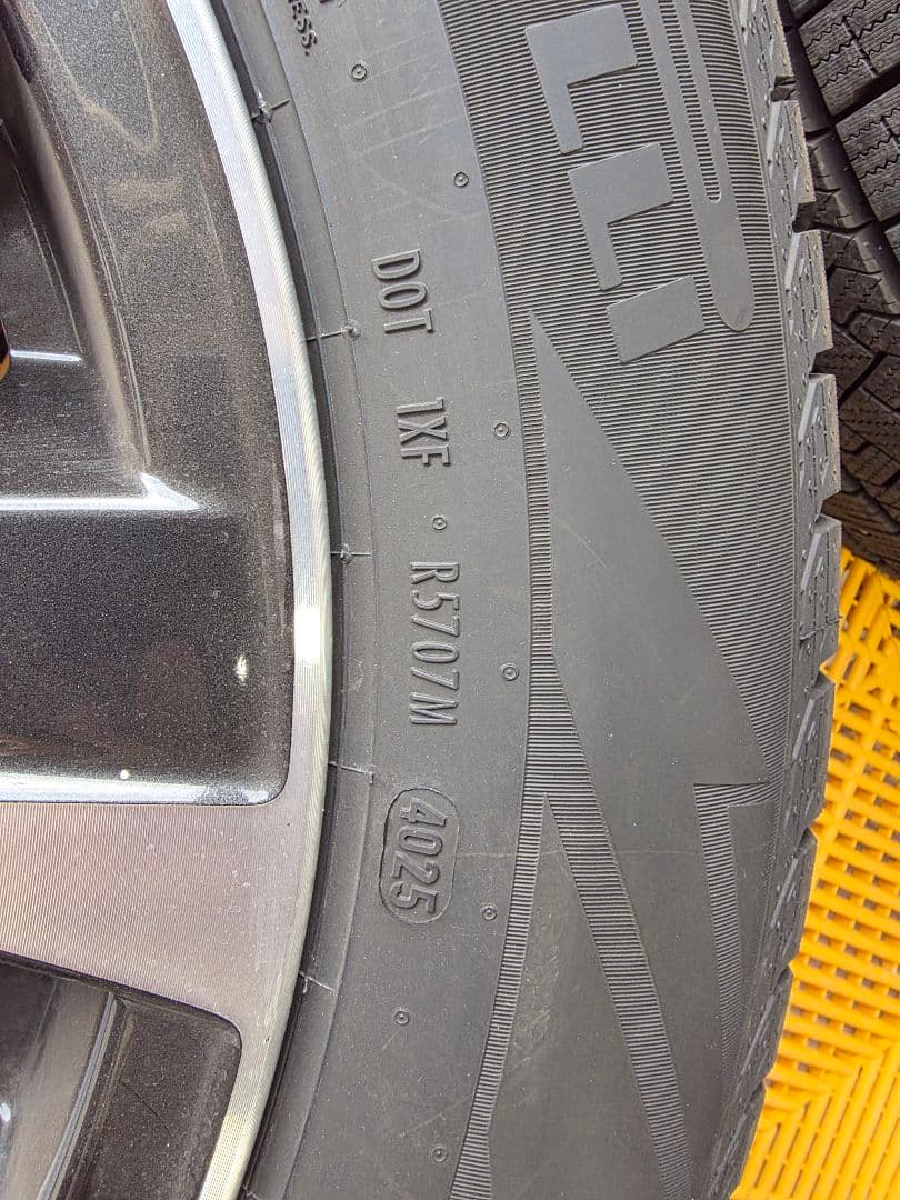 【ピグレット出品】スタッドレスタイヤ225/60R18 ホイールセット