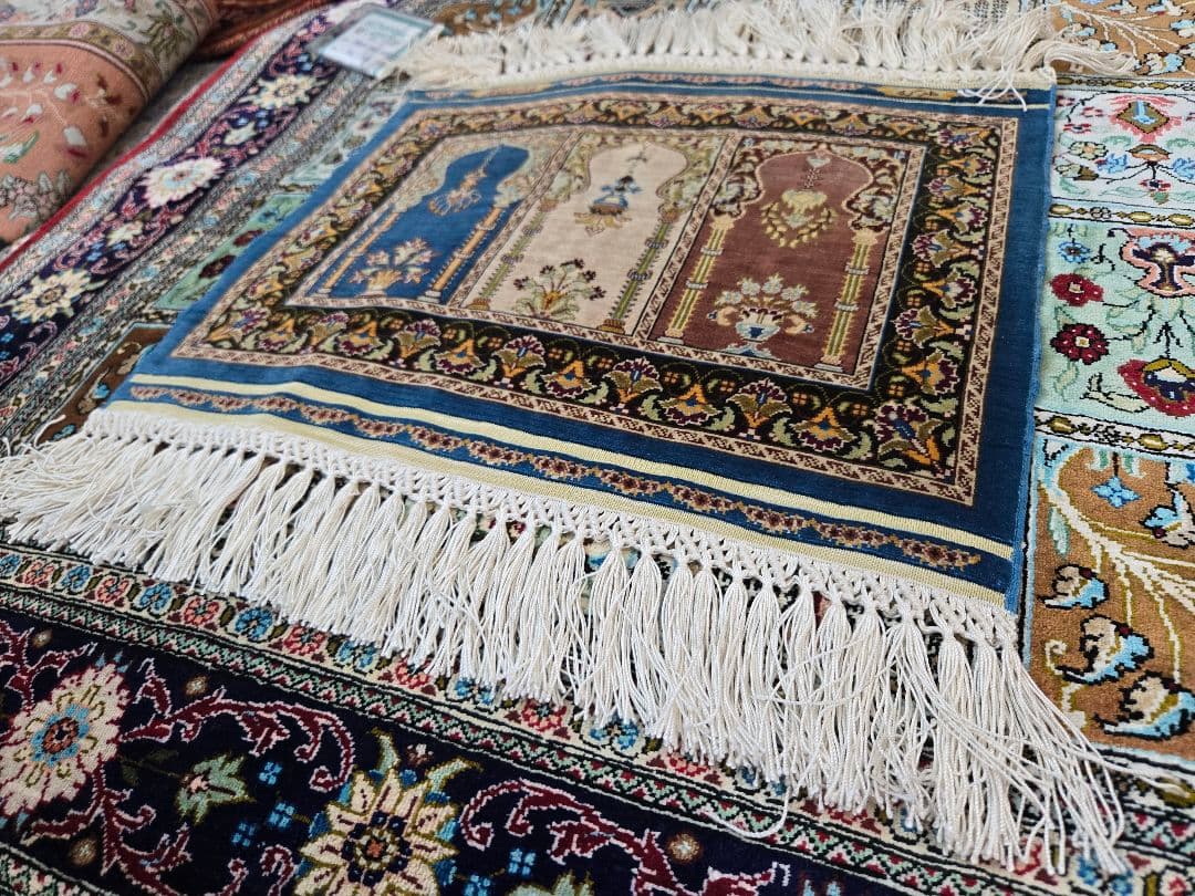 トルコ絨毯Hereke 本物保証書有り、アンティーク絨毯未使用品 オススメです。