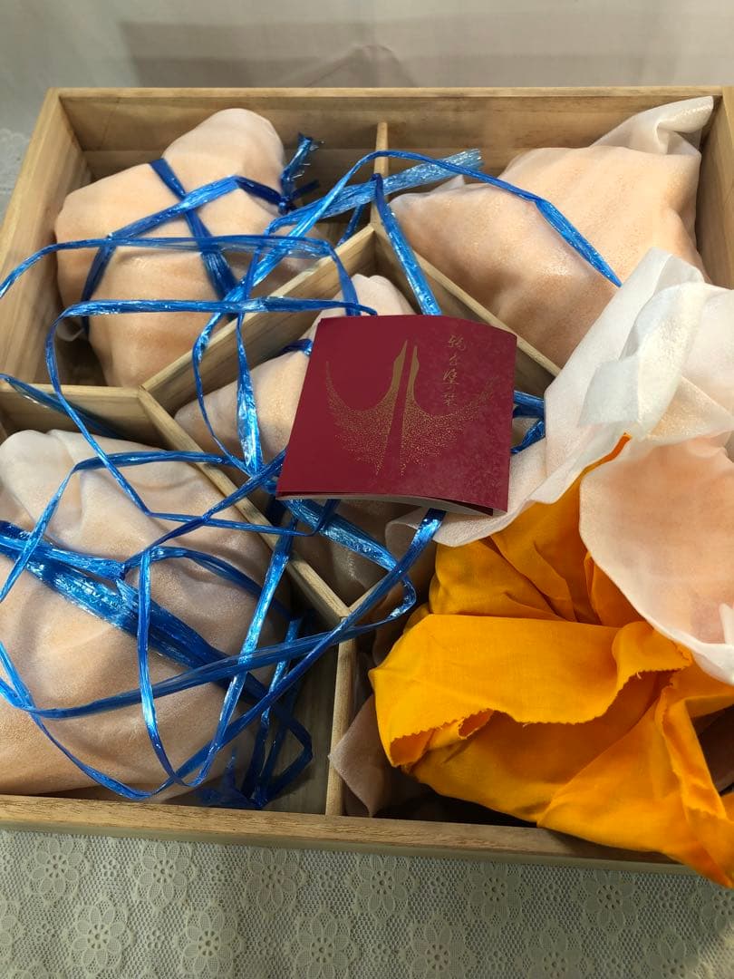 輪島塗　漆　なかたに　沈金　黒い蓋付き椀 金色の松の葉模様