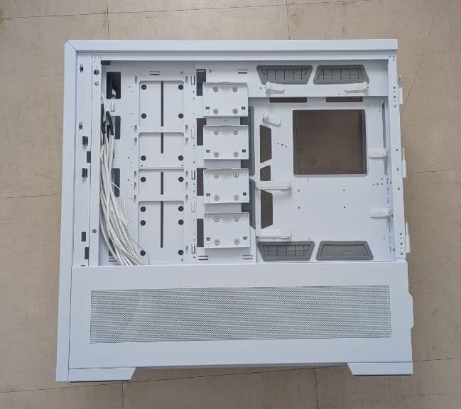 Lian Li V3000 Plus White 付属品とガラスパネル無し