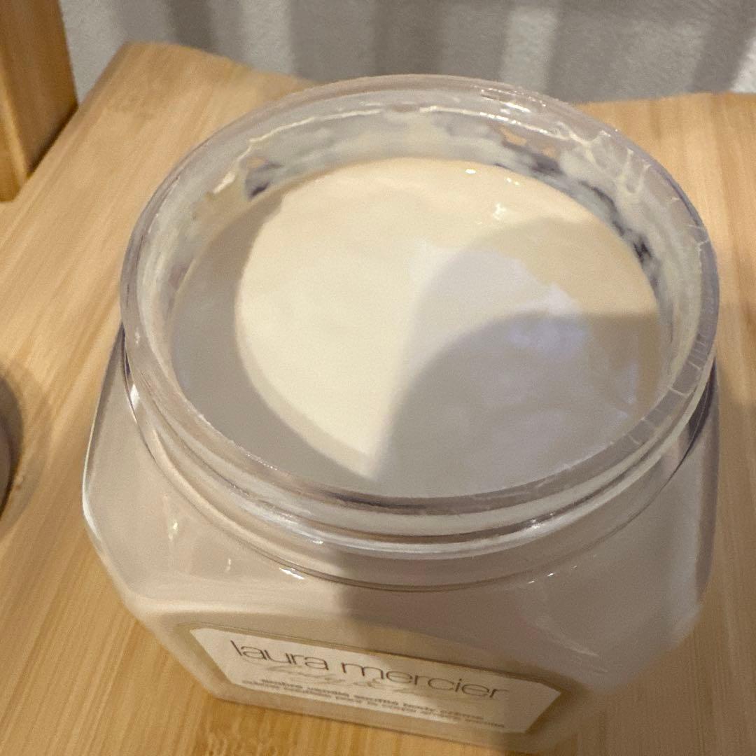 ローラメルシエモイスチャライジングホイップトボディクリームアンバーバニラ300g