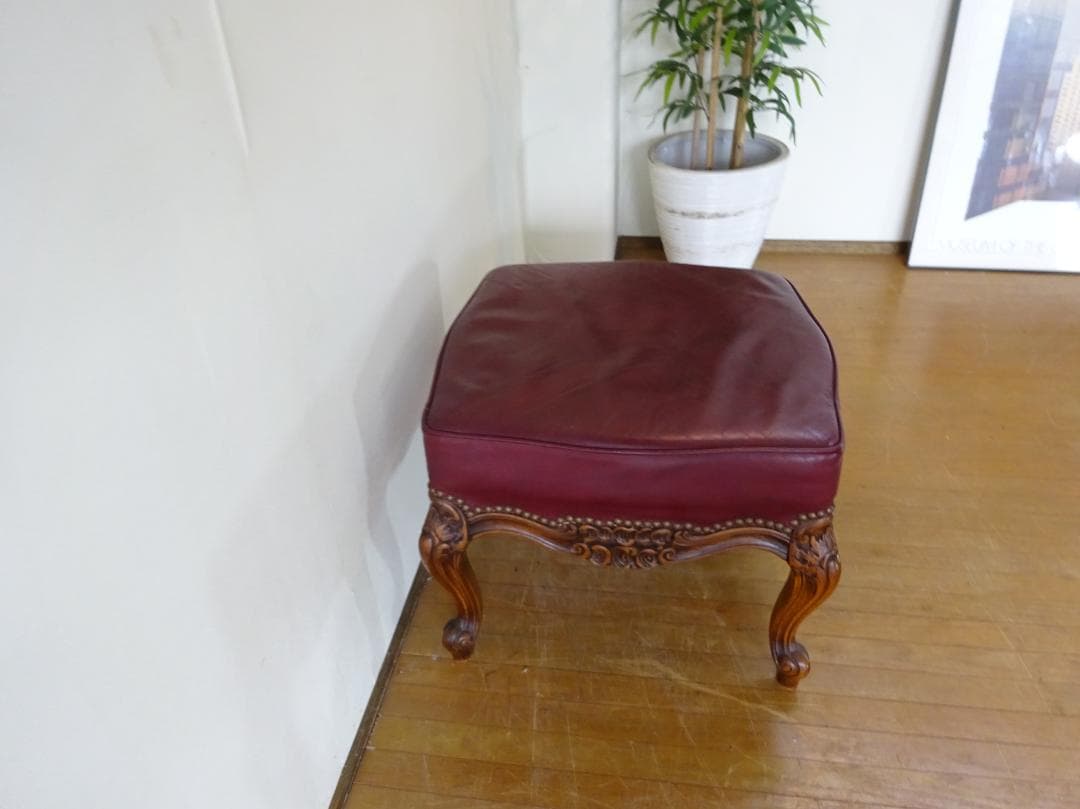 イタリアクラシック家具　高級　本革張り　猫脚　鋲打　彫刻　オットマン　スツール