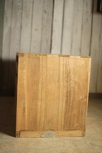 古い木製の引き出し3段　チェスト　桐箪笥　食器棚　シャツケース　収納棚　古家具