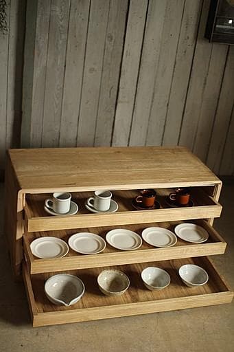 古い木製の引き出し3段　チェスト　桐箪笥　食器棚　シャツケース　収納棚　古家具