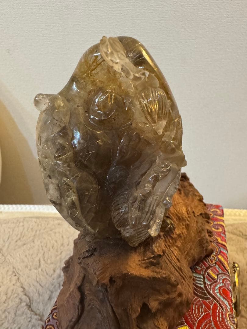 貴重　ルチルクォーツ龍の彫り物（台座付き）