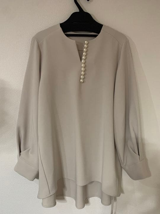 TONAL パールキーネックブラウス